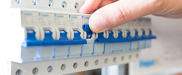 Schalt­schrank­bau bei Neuwirdt-Elektrotechnik GmbH in Dornburg-Thalheim