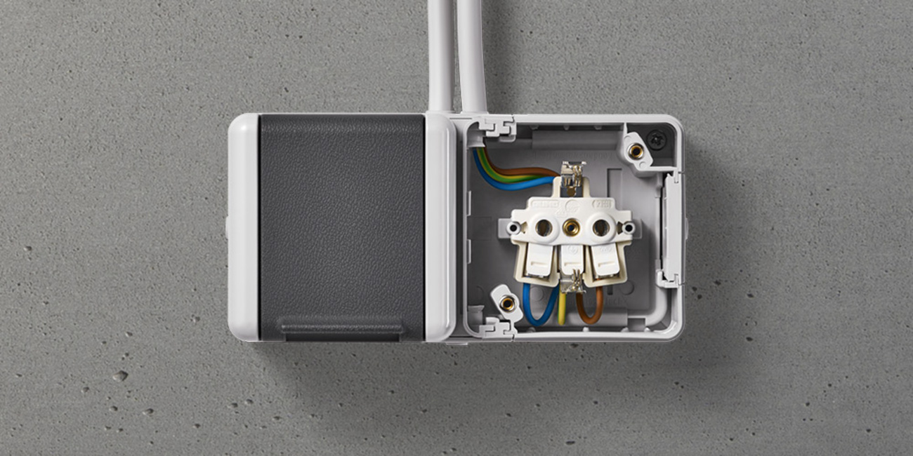 Doppelsteckdose mit Trennsteg bei Neuwirdt-Elektrotechnik GmbH in Dornburg-Thalheim